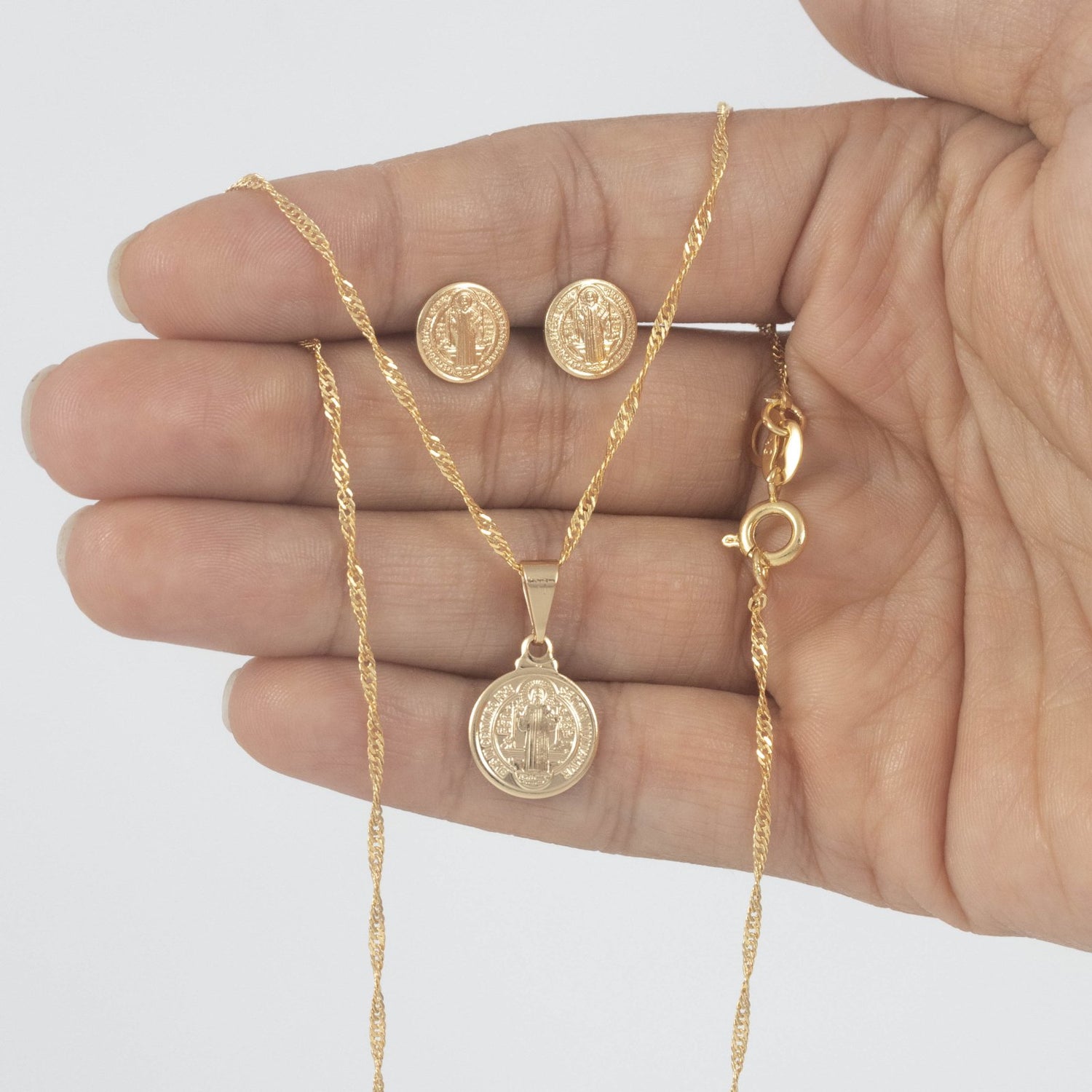 Set San Benito: Cadena Singapur + Dije y Aretes Benito - Vibrantto Joyería - OC34223 - OC46033 - OC27055