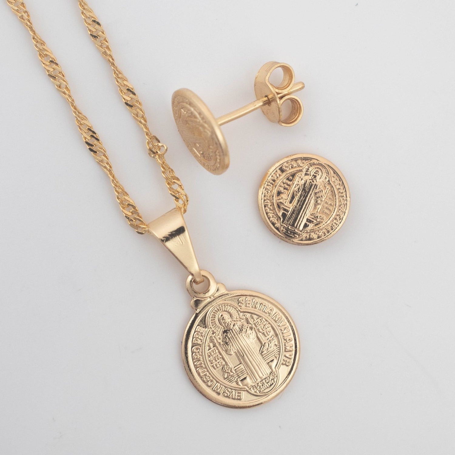 Set San Benito: Cadena Singapur + Dije y Aretes Benito - Vibrantto Joyería - OC34223 - OC46033 - OC27055