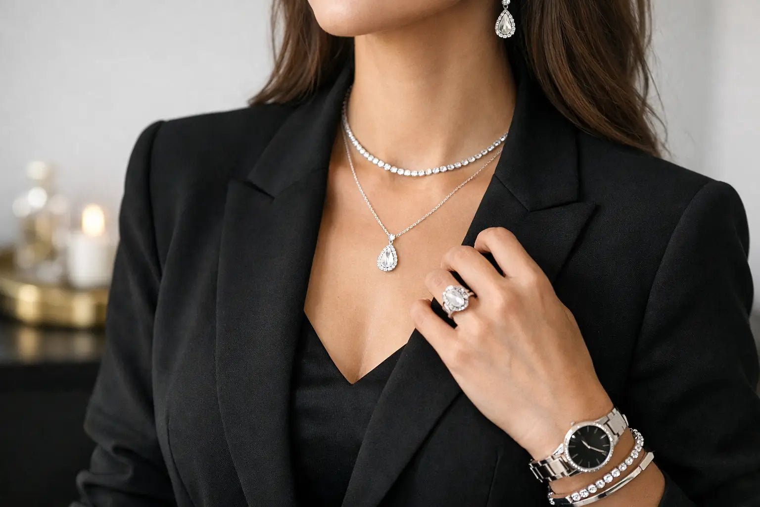 Joyas para outfits negros que siempre funcionan
