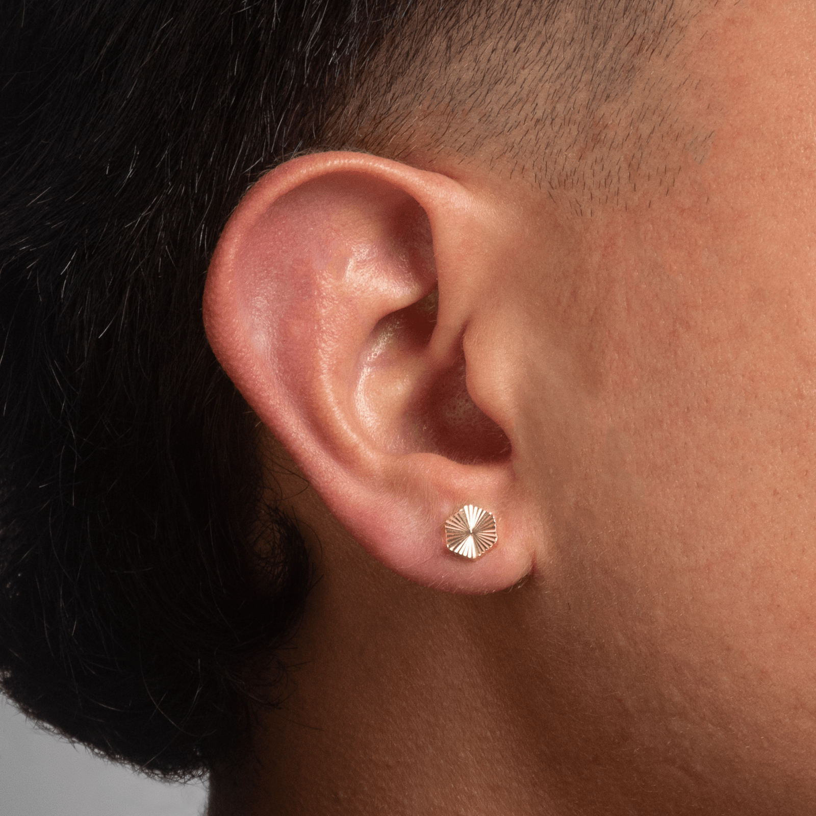 Topo Sol Hexagono 8mm - Vibrantto Joyas y Accesorios - T1299