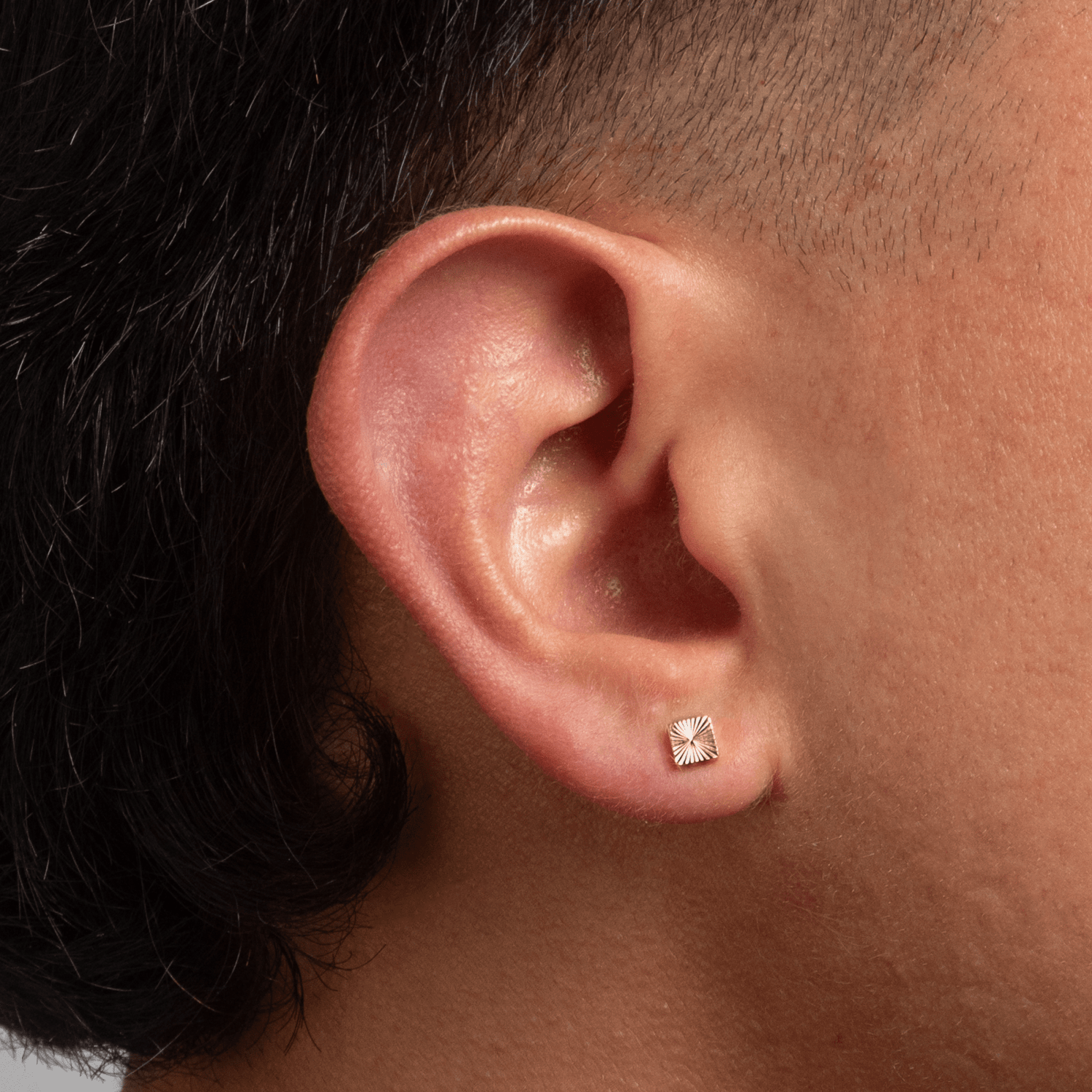 Topo Sol Cuadrado 4mm - Vibrantto Joyas y Accesorios - T754