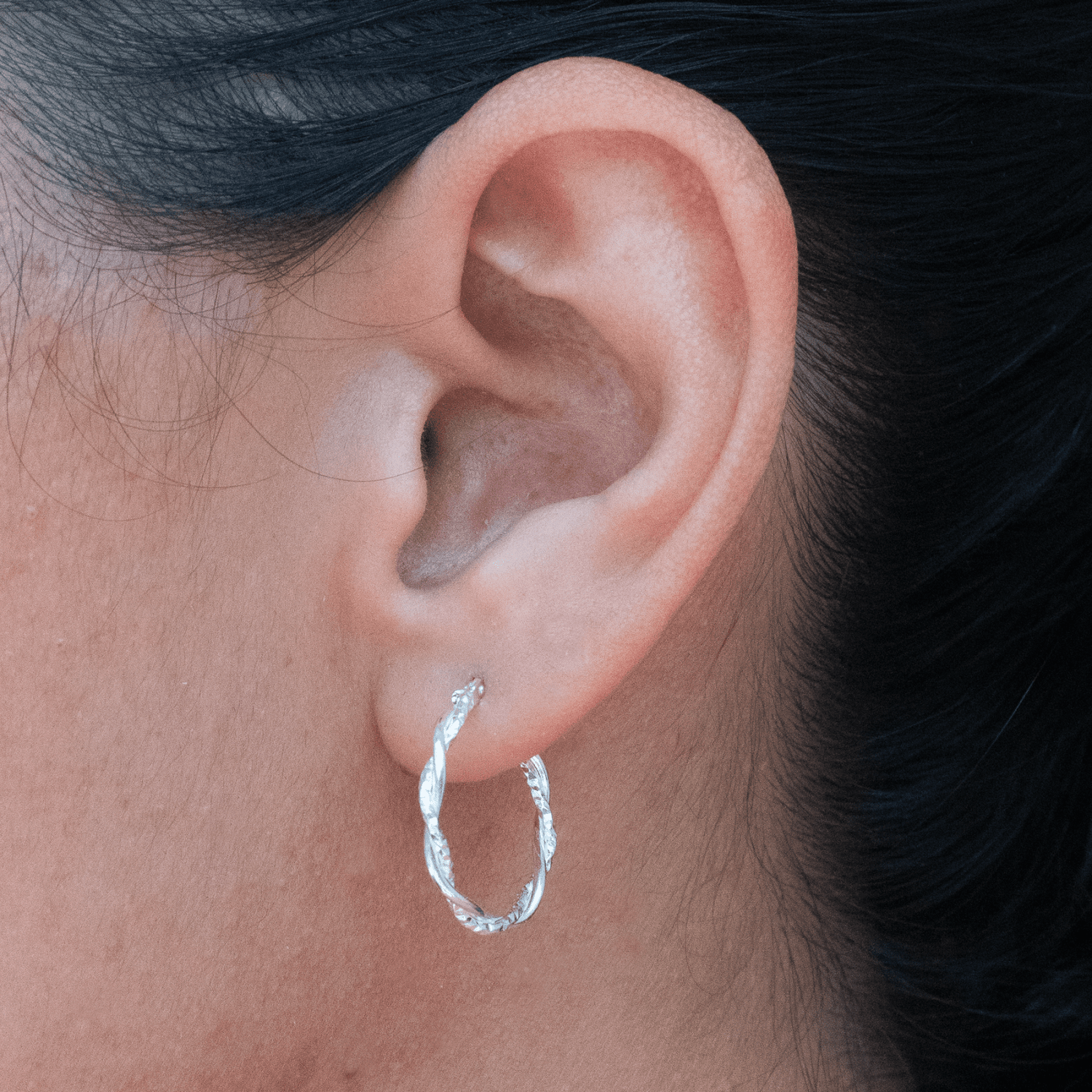 CANDONGA ENTORCHADA TALLADA 21MM - Vibrantto Joyas y Accesorios - P35205