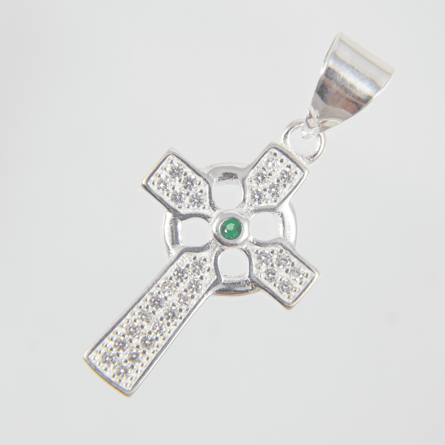 DIJE CRUZ CELTA CIRCONES CENTRO ESMERALDA - Vibrantto Joyas y Accesorios - P27431