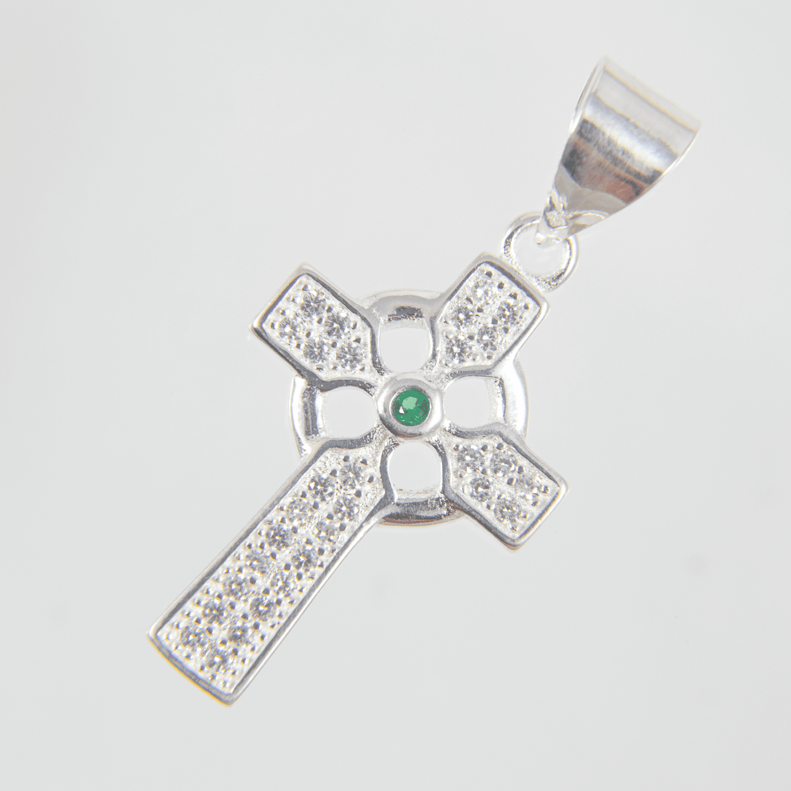 DIJE CRUZ CELTA CIRCONES CENTRO ESMERALDA - Vibrantto Joyas y Accesorios - P27431