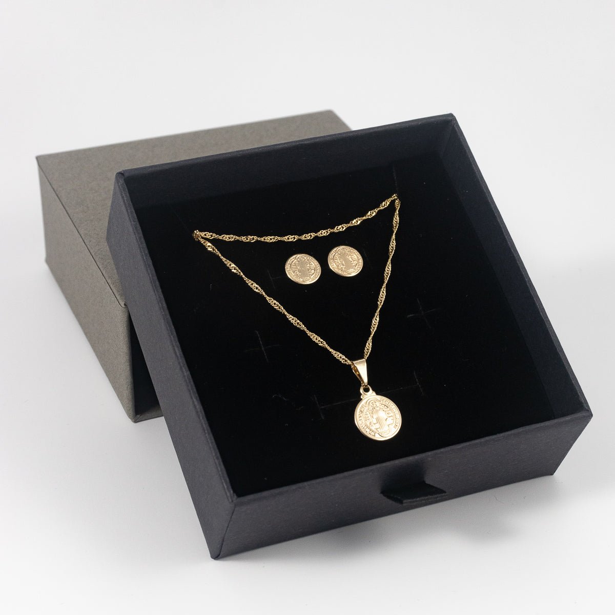 Set San Benito: Cadena Singapur + Dije y Aretes Benito - Vibrantto Joyería - OC34223 - OC46033 - OC27055