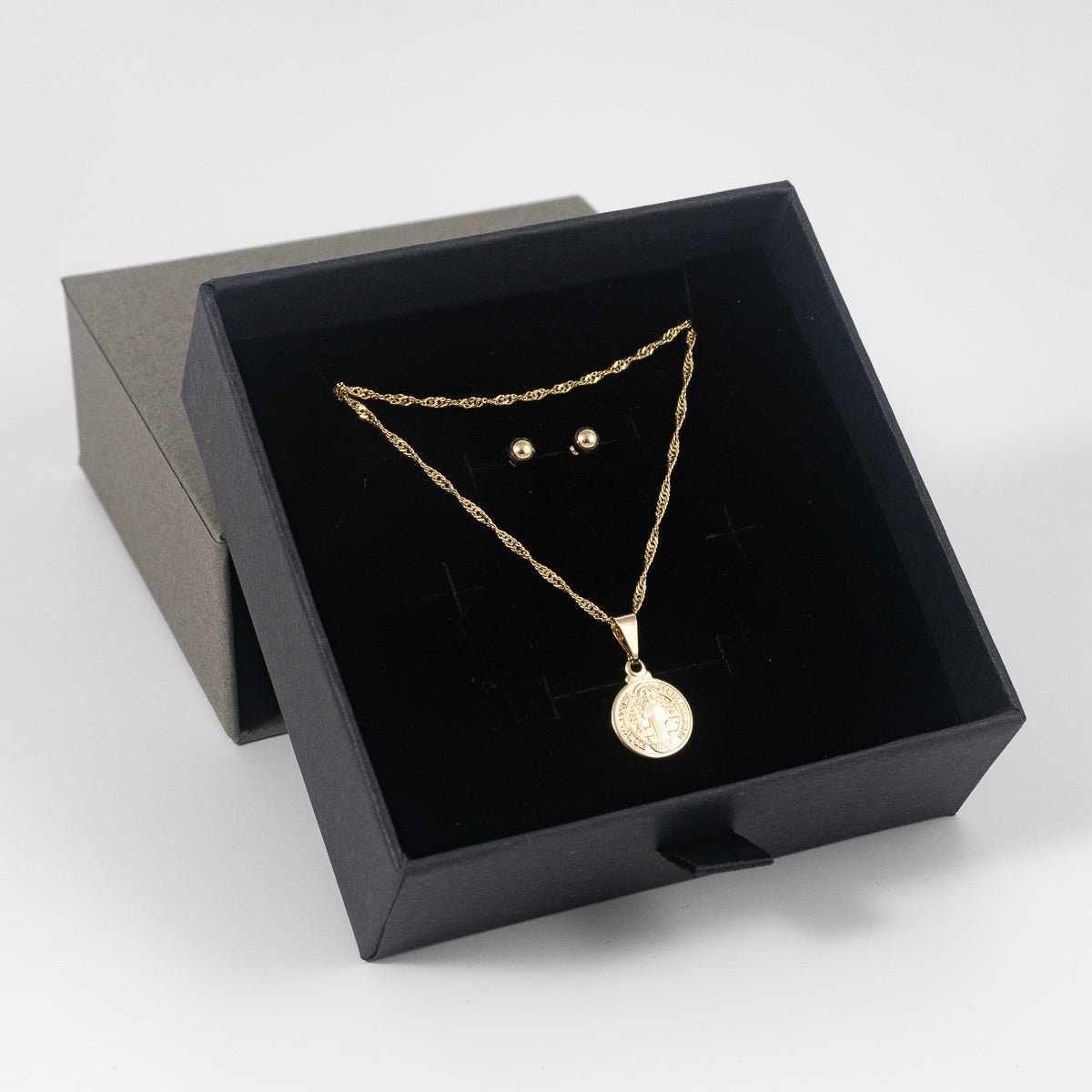 Set San Benito: Cadena Singapur + Dije + Aretes - Vibrantto Joyería - 33034 - OC46033 - OC27055