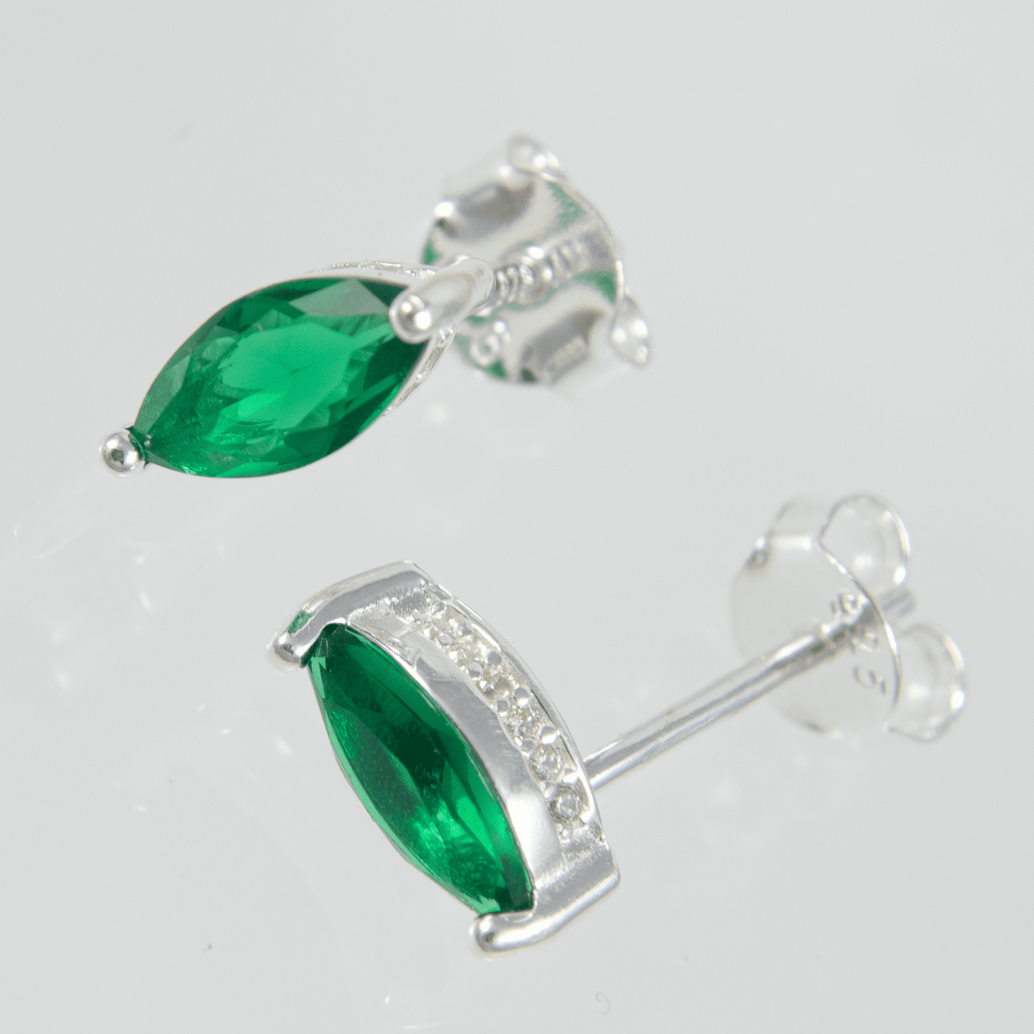 TOPO OVALO ESMERALDA - Vibrantto Joyas y Accesorios - P34018