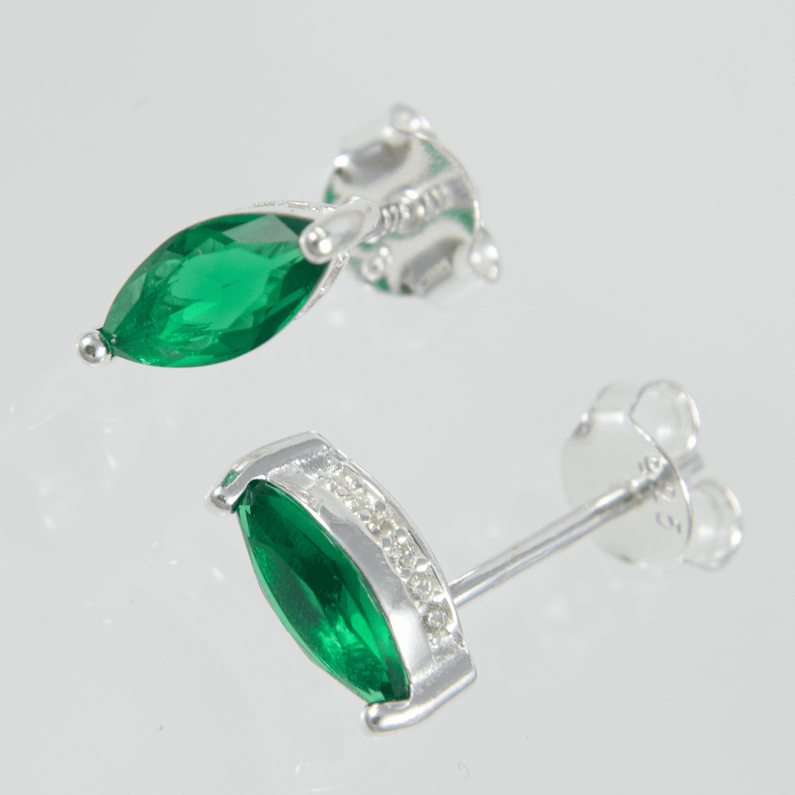TOPO OVALO ESMERALDA - Vibrantto Joyas y Accesorios - P34018
