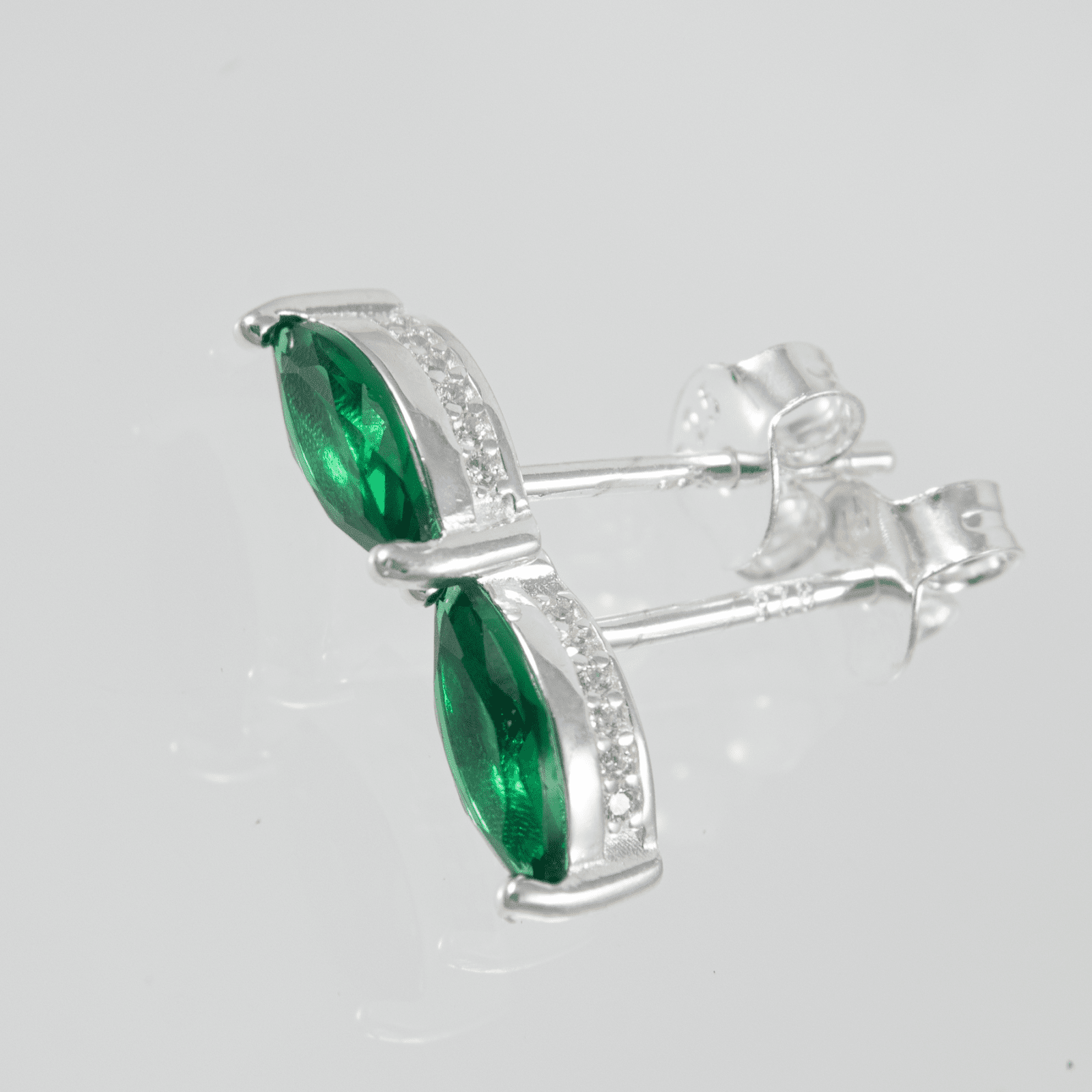 TOPO OVALO ESMERALDA - Vibrantto Joyas y Accesorios - P34018
