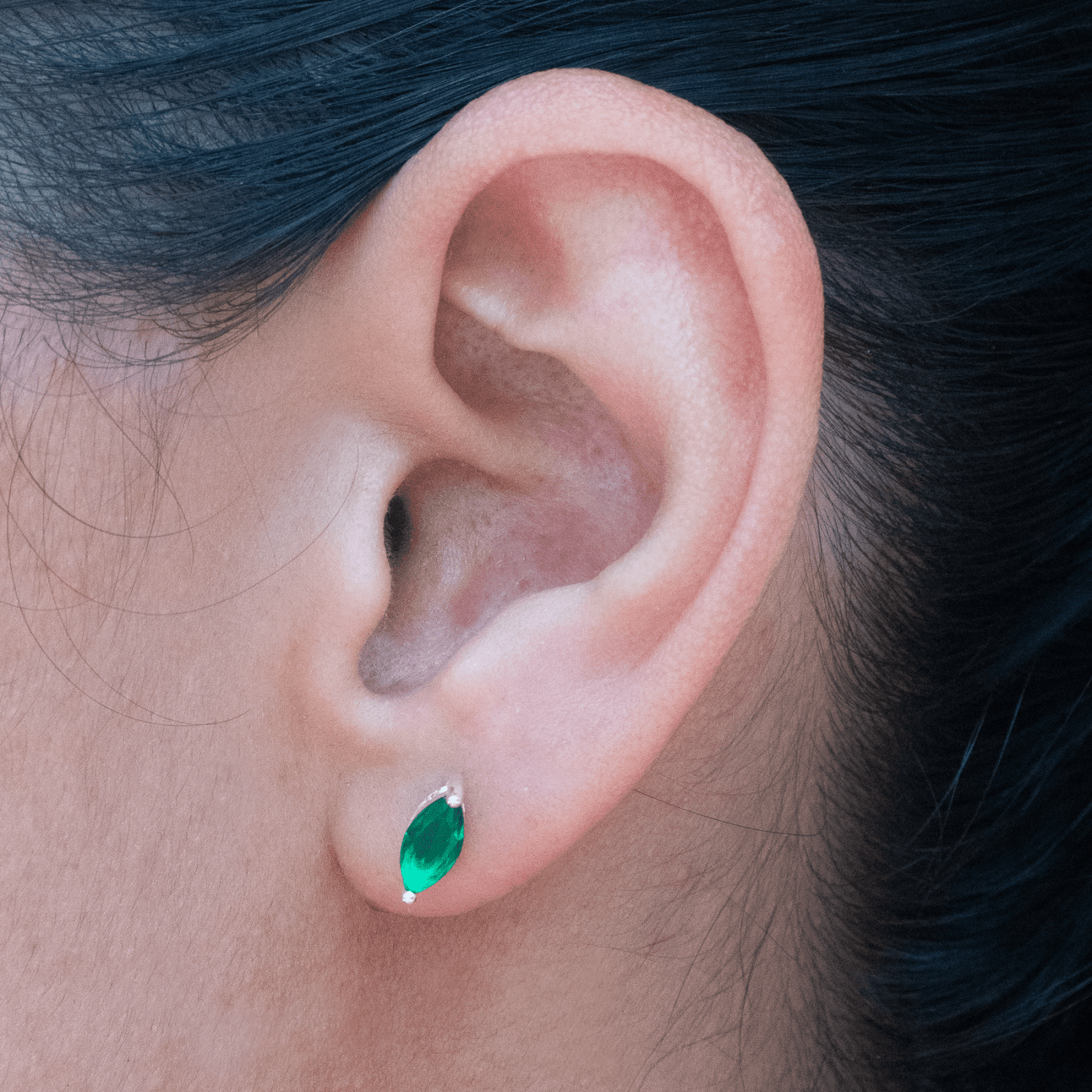 TOPO OVALO ESMERALDA - Vibrantto Joyas y Accesorios - P34018