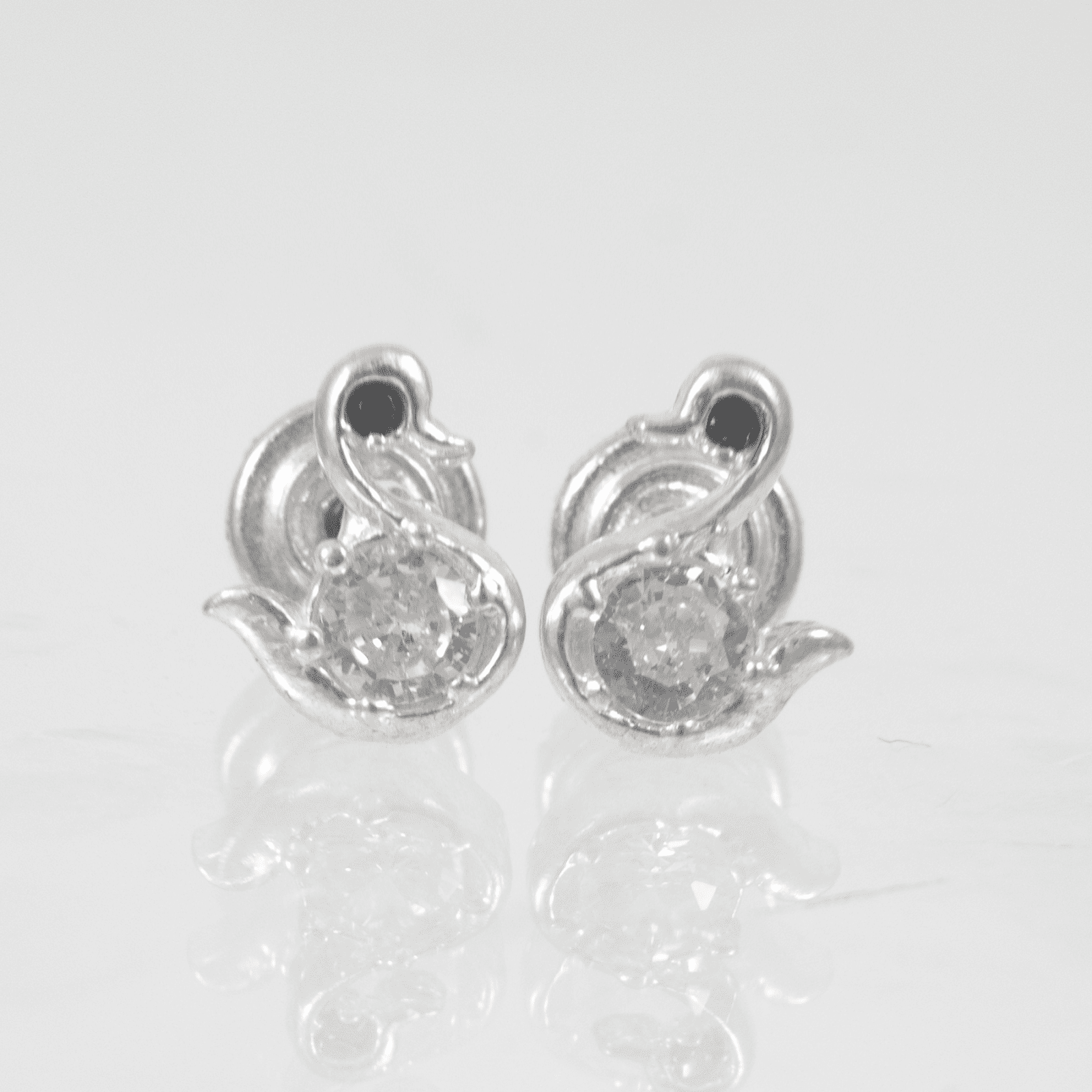Topo Cisne Negro Rosca Seguridad - Vibrantto Joyas y Accesorios - P34257N